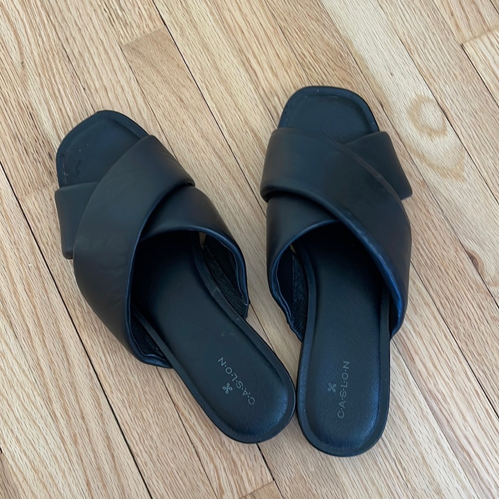 Flat sandals